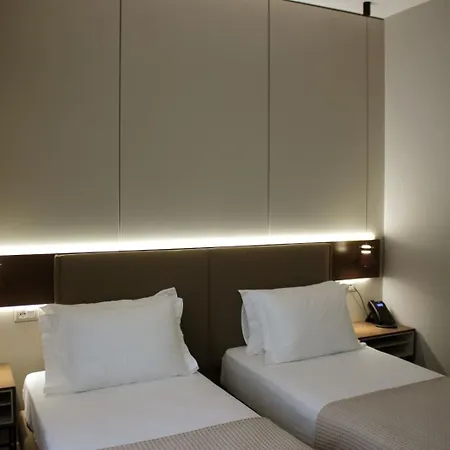 Ξενοδοχείο Monarch 2*